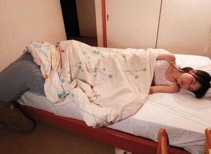 Cháu gái đã trưởng thành, chú thấy cơ thể đẹp và mời vào quan hệ tình dục