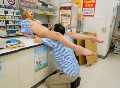 Em gái lớn tuổi vui vẻ khi bị anh quản lý đụ nát lồn