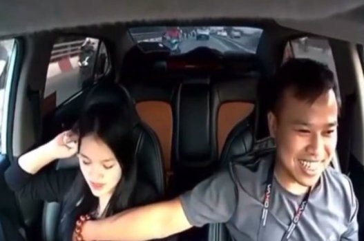 Tài xế bóp vú cô gái xinh đẹp