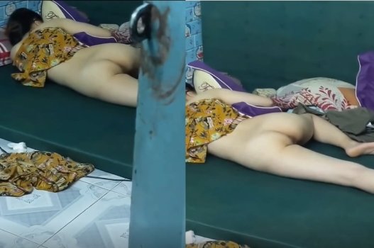 Em hàng xóm khỏa thân mà không khóa cửa